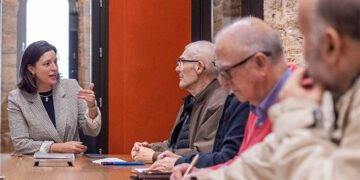 Patricia Cavada reunida con representantes vecinales / FOTO: Ayto.