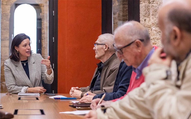 Patricia Cavada reunida con representantes vecinales / FOTO: Ayto.