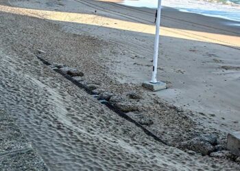 Parte del tubo vuelve a estar visible y expuesto a las mareas / FOTO: Eulogio García