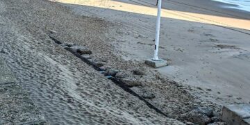 Parte del tubo vuelve a estar visible y expuesto a las mareas / FOTO: Eulogio García