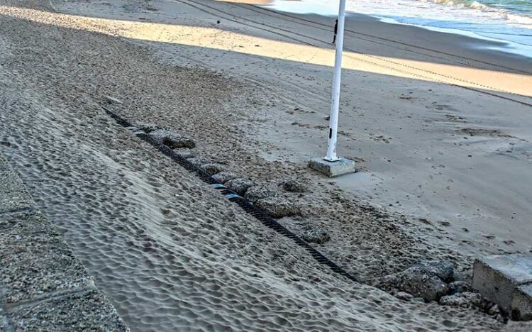 Parte del tubo vuelve a estar visible y expuesto a las mareas / FOTO: Eulogio García