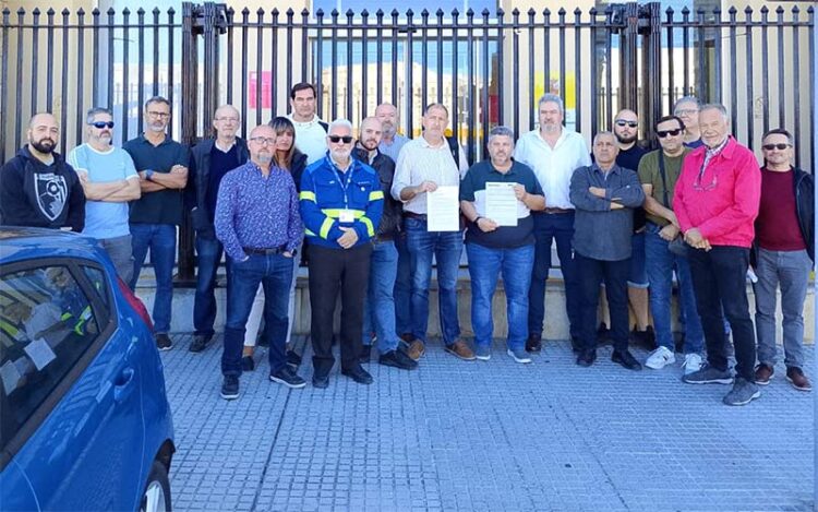 Miembros de los tres comités gaditanos concentrados en Subdelegación / FOTO: CSIF