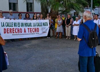 Una pasada concentración de la Apdha tras otro fallecimiento en la calle / FOTO: Eulogio García