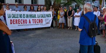 Una pasada concentración de la Apdha tras otro fallecimiento en la calle / FOTO: Eulogio García