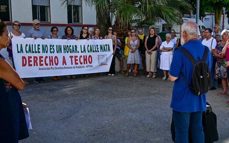 Una pasada concentración de la Apdha tras otro fallecimiento en la calle / FOTO: Eulogio García