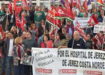 Concentrados en una de las puertas del Hospital de Jerez / FOTO: PSOE
