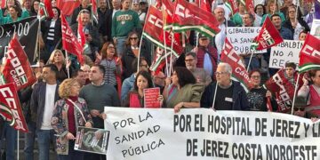 Concentrados en una de las puertas del Hospital de Jerez / FOTO: PSOE