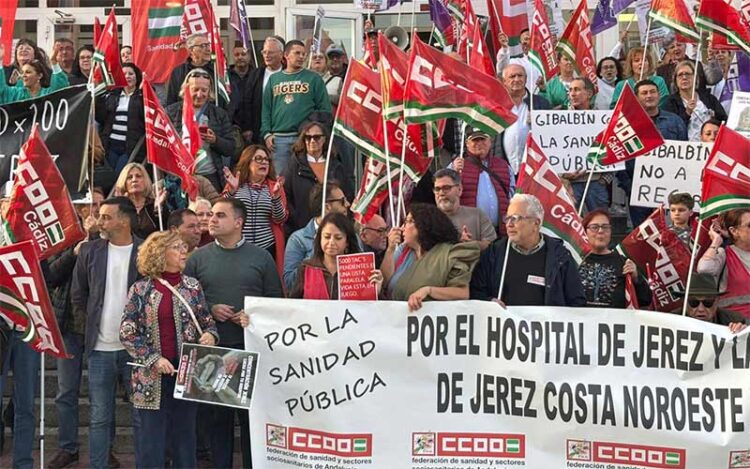 Concentrados en una de las puertas del Hospital de Jerez / FOTO: PSOE