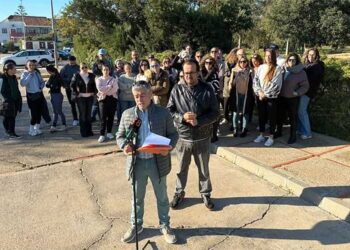 Protesta de padres y madres junto al colegio de La Barrosa / FOTO: cedida