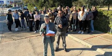 Protesta de padres y madres junto al colegio de La Barrosa / FOTO: cedida