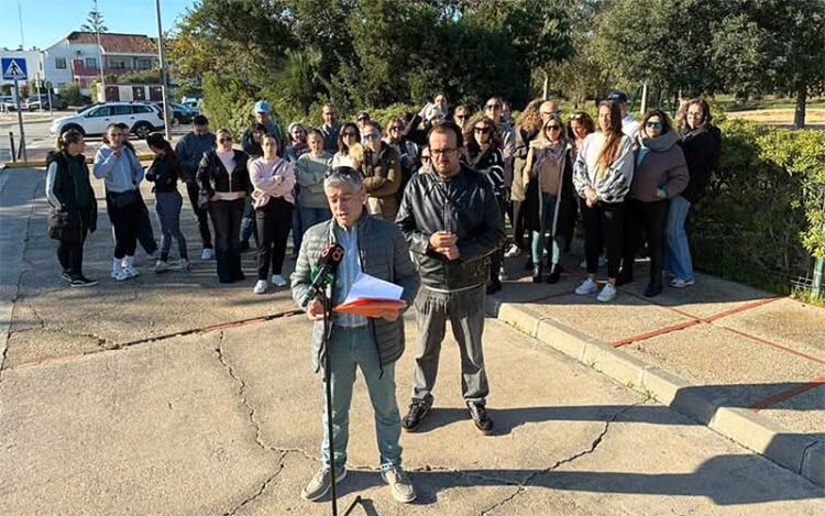 Protesta de padres y madres junto al colegio de La Barrosa / FOTO: cedida