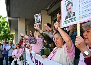 A las puertas de la delegación territorial de Salud / FOTO: Eulogio García