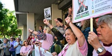 A las puertas de la delegación territorial de Salud / FOTO: Eulogio García