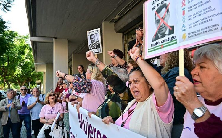A las puertas de la delegación territorial de Salud / FOTO: Eulogio García