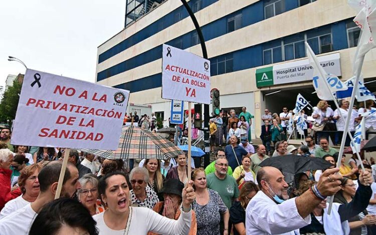 Una pasada protesta a las puertas del Puerta del Mar / FOTO: Eulogio García