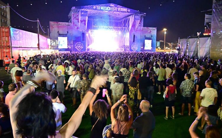 Uno de los conciertos en el muelle del verano 2025 / FOTO: Eulogio García