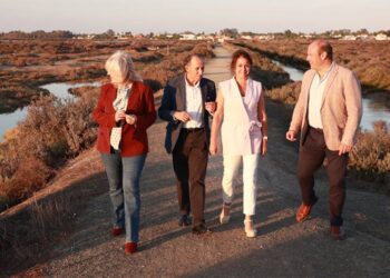 El alcalde acompaña a la comitiva de la consejera por la salina a restaurar / FOTO: Junta