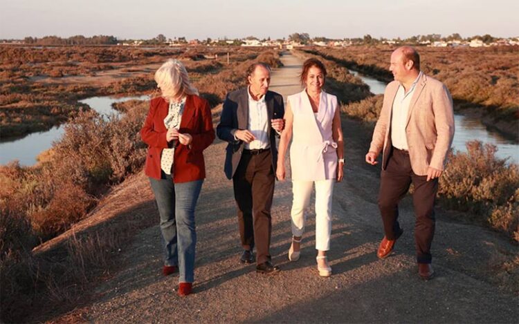 El alcalde acompaña a la comitiva de la consejera por la salina a restaurar / FOTO: Junta