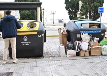 Isla de contenedores en Canalejas / FOTO: Eulogio García