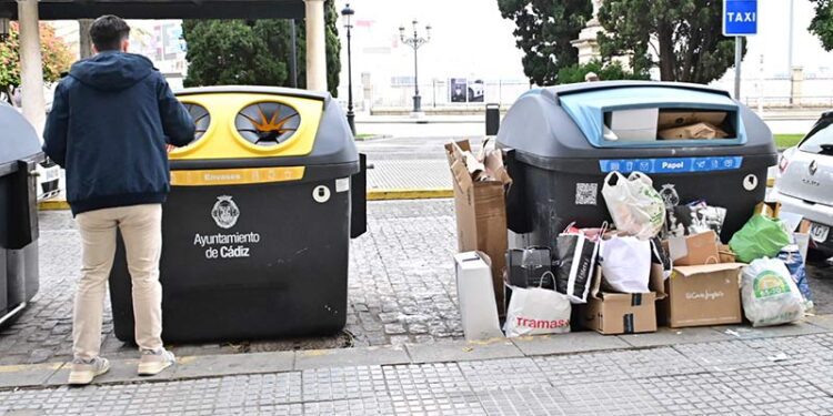 Isla de contenedores en Canalejas / FOTO: Eulogio García