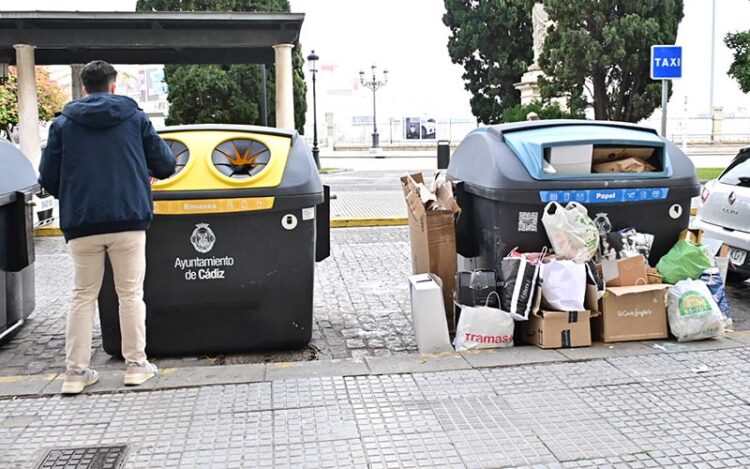 Isla de contenedores en Canalejas / FOTO: Eulogio García