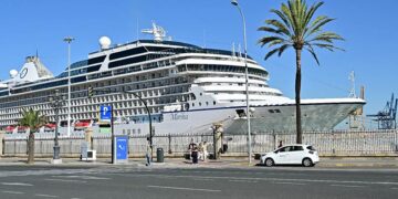 Crucero atracado en el muelle Alfonso XIII / FOTO: Eulogio García