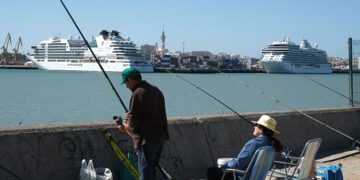 Varios cruceros en el muelle vistos desde la Punta / FOTO: Eulogio García
