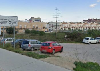 Asomado al solar por urbanizar a la salida del puente de La Casería