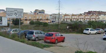 Asomado al solar por urbanizar a la salida del puente de La Casería