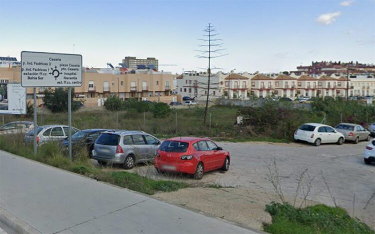 Asomado al solar por urbanizar a la salida del puente de La Casería