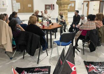De la Cruz y Paradas escuchan a las trabajadoras encerradas en Filosofía y Letras / FOTO: Adelante