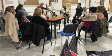De la Cruz y Paradas escuchan a las trabajadoras encerradas en Filosofía y Letras / FOTO: Adelante