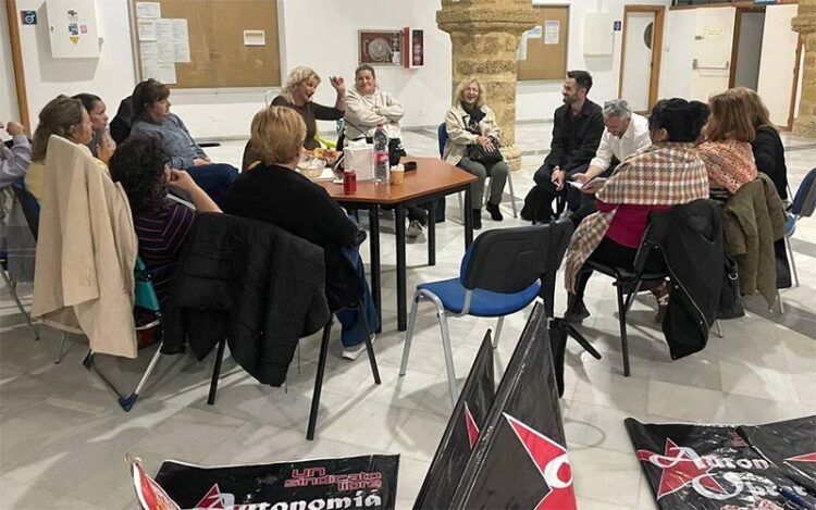 De la Cruz y Paradas escuchan a las trabajadoras encerradas en Filosofía y Letras / FOTO: Adelante