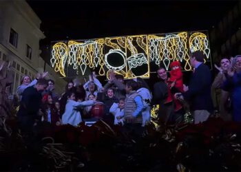 Momento festivo tras encenderse las primeras luces / FOTO: Ayto.