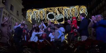 Momento festivo tras encenderse las primeras luces / FOTO: Ayto.