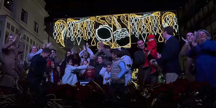 Momento festivo tras encenderse las primeras luces / FOTO: Ayto.