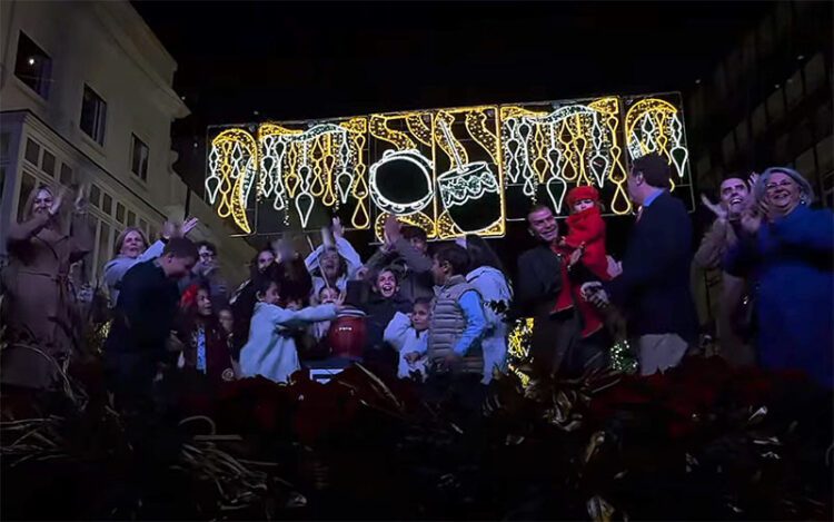 Momento festivo tras encenderse las primeras luces / FOTO: Ayto.