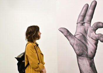 Absorta con una de las fotos expuestas / FOTO: Eulogio García