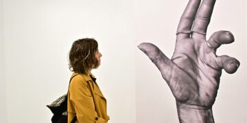 Absorta con una de las fotos expuestas / FOTO: Eulogio García