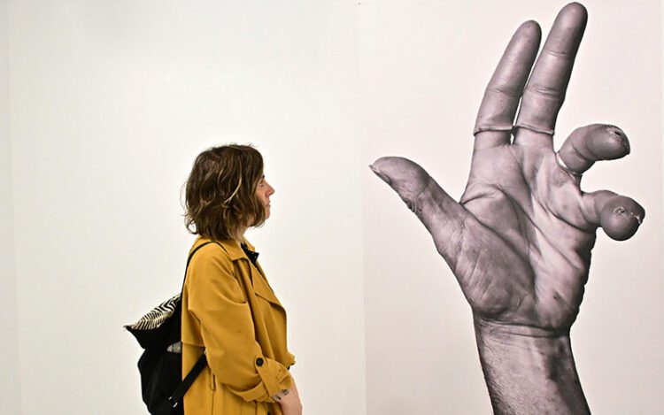 Absorta con una de las fotos expuestas / FOTO: Eulogio García