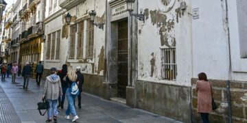 El abandono es patente en la fachada hoy día / FOTO: Eulogio García