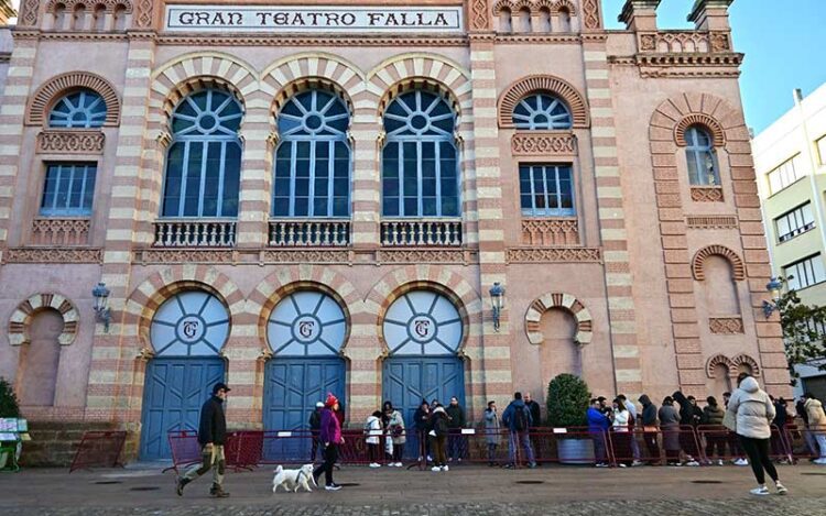 Colas en el Falla para comprar entradas del COAC años atrás / FOTO: Eulogio García