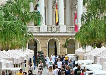 El Ayuntamiento, al fondo / FOTO: Eulogio García