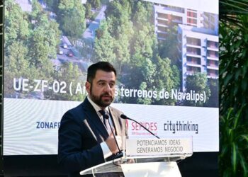 El delegado de la Zona Franca presentando el proyecto en 2023 / FOTO: Eulogio García