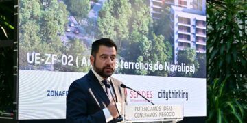 El delegado de la Zona Franca presentando el proyecto en 2023 / FOTO: Eulogio García