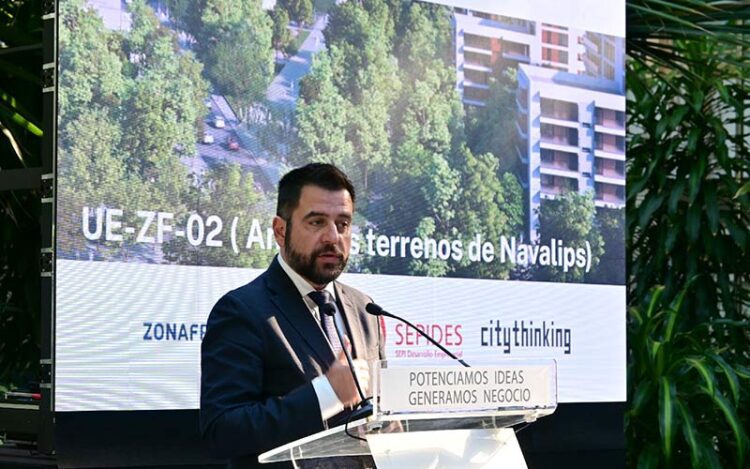 El delegado de la Zona Franca presentando el proyecto en 2023 / FOTO: Eulogio García