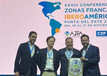 Fran González recibiendo el simbólico testigo de la organización de la cumbre / FOTO: Zona Franca