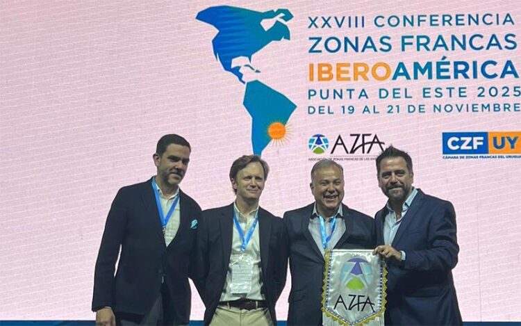 Fran González recibiendo el simbólico testigo de la organización de la cumbre / FOTO: Zona Franca