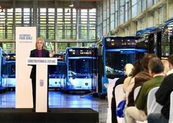 Presentando los nuevos autobuses de paquete / FOTO: Ayto.