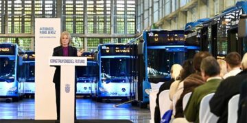 Presentando los nuevos autobuses de paquete / FOTO: Ayto.